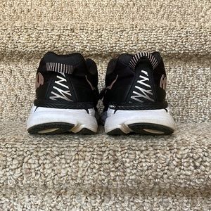 Hoka One One “Clifton”.